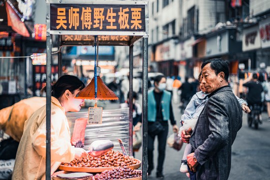 红色配橙色，时尚界的活力碰撞与搭配秘籍